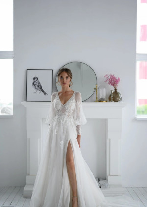 Long Sleeves Ivory Lace Tulle Slit Airy Wedding Dress Long Sleeves Ivory Lace Tulle Slit Airy Wedding Dress